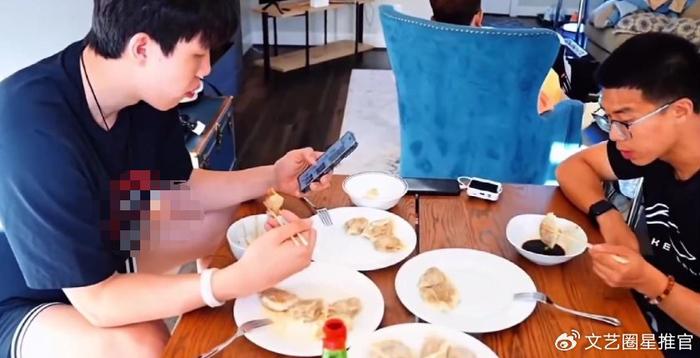 饭量大!杨瀚森吃一大盘妈妈包的超大牛肉饺子,翻译才吃2个就饱了